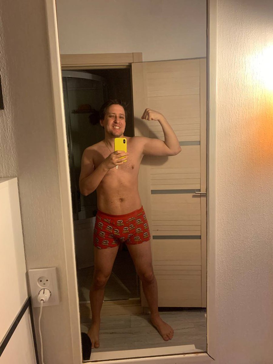 vitalyterletsky's tweet photo. От меня безумно далёк весь этот ваш нюдсочетверг, но тут есть повод. Год назад я весил 84 кило, потом начал играть в нинтендо ринг фит, есть рис и индейку на пару и, прости господи, занялся регулярным спортом с тренером. Теперь это 73, и я всё ещё ненавижу любые проявления спорта https://t.co/U98395EP8h