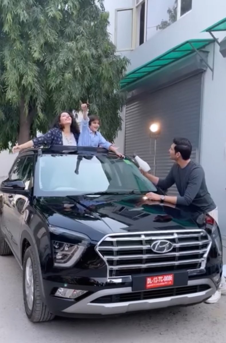 raomeenakshi7's tweet photo. #AhamSharma #DhoopChaon will be great success. You being a family man??? https://t.co/66IFvhRimT