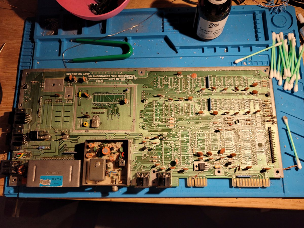 EE_Nick's tweet photo. Too bad I haven't got the starting picture of my latest project, but I can tell that this c64 board has been used for spareparts.
The circuits seems all good though,  but lots of parts are missing and a lot of ceramic disk caps have been broken. Here's what it looks right now... https://t.co/4UeuDKfOYO