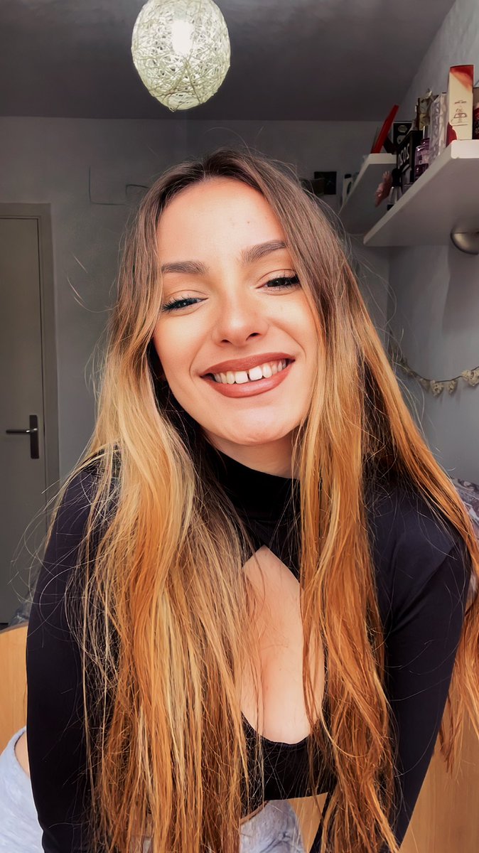 giselagg1801's tweet image. A veces también sonrío