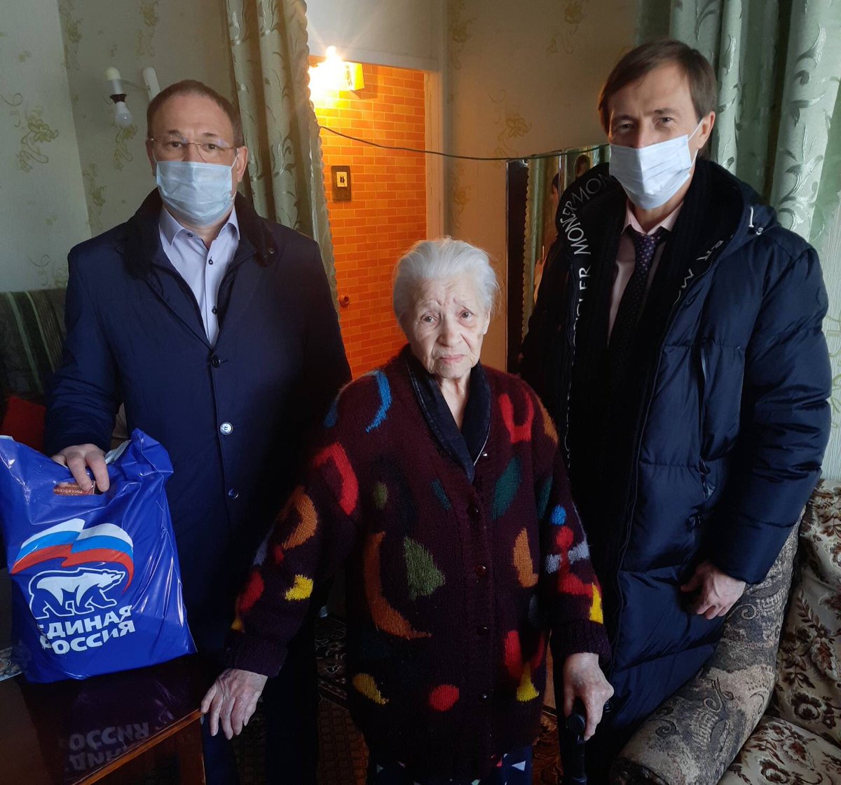 AdmSov's tweet photo. В канун Нового Года Заместитель Председателя Самарской Губернской Думы Живайкин А.И. Иванович, Глава Советского района Бородин В.А., заместитель Главы Администрации Советского района Кривощекова А.С. и депутаты Советского района поздравили ветеранов с наступающими праздниками! https://t.co/SXYEqEwdHI