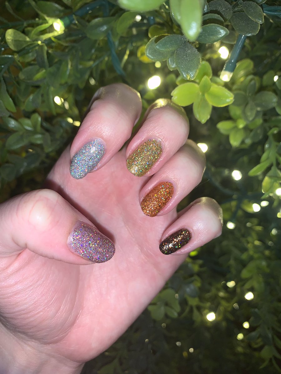 mads_dot_com's tweet photo. @nailogical finally got my hands on enough @holotaco polishes to do a different colour every nail, and iโm absolutely loving this combo
#menchiethecat #goldplaybutton #zylerthecat #chocoholo #rainbowsnow https://t.co/wKxuRlqnBc