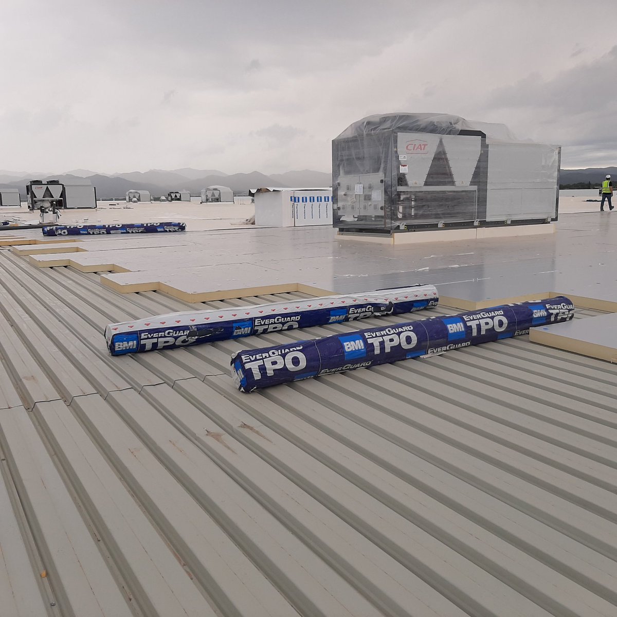 JHPG_1980's tweet photo. Eficiencia Energetica y de Instalación= Lámina #Everguard #TPO 3,65m de ancho + fijación por inducción + aislamiento #Thermazone.
Un sistema completo #BMI diseñado para ahorrar energía y proteger tu edificio, con una instalación más rápida. https://t.co/cxdVRjV25R