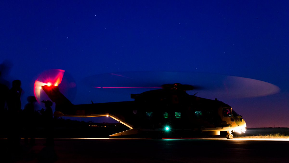 fap_pt's tweet photo. Durante a noite de ontem, um EH-101 Merlin da Esquadra 751 – “Pumas” realizou o transporte urgente de um doente que se encontrava a necessitar de cuidados médicos urgentes, no Arquipélago dos Açores.
 
#voodavida #transporteaeromédico #ambulanciaaérea #MEDEVAC #saude #eh101merlin https://t.co/g1D1QhPiZd