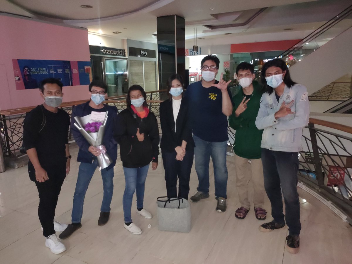 The end of turn-to-be-my-fav team <a href="/_JKT48TeamKIII/">JKT48 Team KIII</a>. Cafe event di Buba Soul dari <a href="/k3Alliance/">KIII Alliance #MythicalKIII</a>

Sekaligus graduation pipi lenturku <a href="/fiachuuu/">fiachuuu</a>. Ada2 aja <a href="/galih_near/">ガリイ</a> pak ketu <a href="/Atmosfia_INA/">ATMOSFIA #FID21BIRTHDAY</a> foto bareng yang megang bunga malah dia!!

#K3ToBeContinued #FiaNewSeason