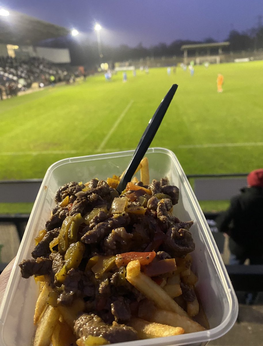 FootyScran's tweet photo. Jerk chicken (left) and Peppered beef (right) at Tooting and Mitcham United (@OfficialTmufc) 

💷 £7 with chips https://t.co/4SJoM50rDt