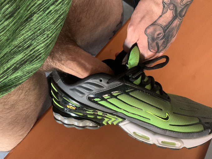 4 pic. New sneakers ?
Teaching em how life will be like with me

? https://t.co/gRdDoan1Mr

@soccer_kiffeur