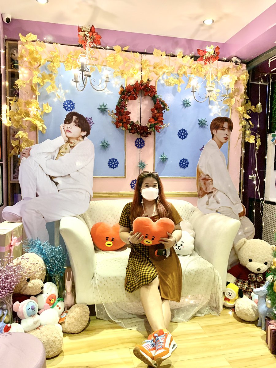 WayofGracey's tweet photo. Happy birthday to our sweetest winter bear Taetae...Sending u a whole latTae of love and wishing you health &amp; happiness...We purple U!!! 🐻🎂💜

CSE from @Purple7Cafe 🥳🎉💜

#hapyvday #happybirthdaytaehyung #taehyung #bts #btsarmy #tata #rj #bt21 #purple7cafeph #coffeeprojectph https://t.co/WhrNXkf6Cr