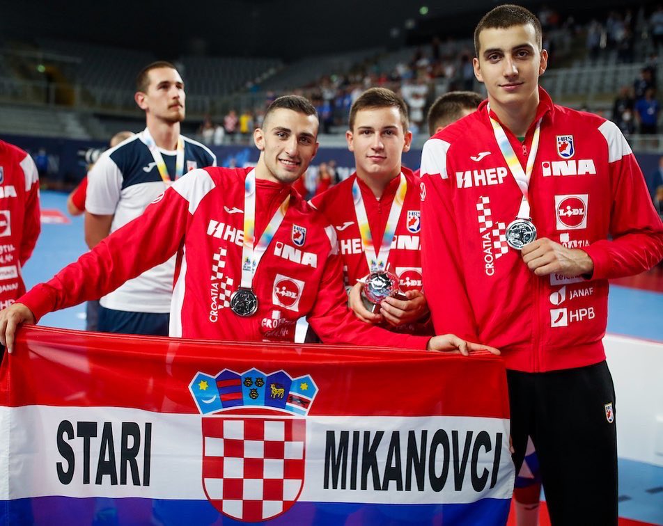 HRS_CHF's tweet image. 🏆 | #momenttoremember #2021🥈

✨ Kraj godine nam je pokucao na vrata, a uz brojne utakmice, pojedinačna i grupna priznanja naših selekcija, klubova, igračica &amp;amp; igrača, na najviše postolje velikog natjecanja ove godine, popela se #crohandball čudesna generacija JUNIORA 🥈🤩
