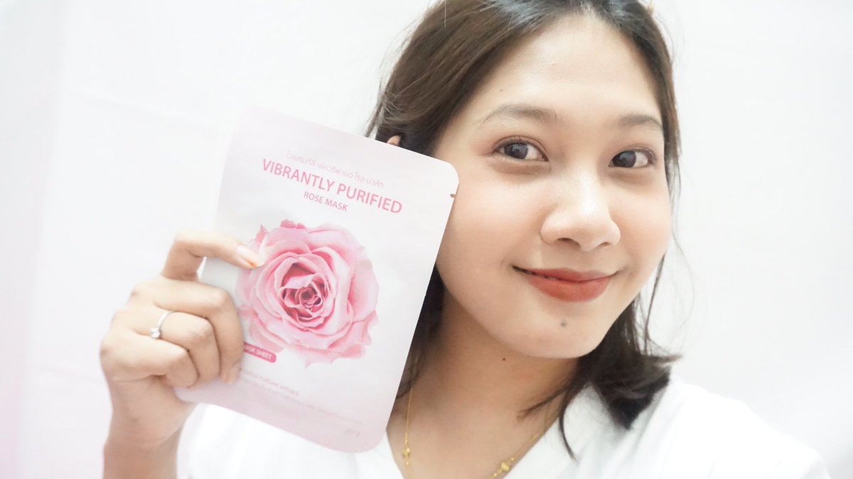 evevereview's tweet photo. ดูซีรีส์จนดึกดื่นหน้าโทรมไม่ไหวเลยต้องหันมาบำรุงผิวหน่อย #vibrantlymask ตัวนี้ช่วยได้เยอะเลยเค้ามี 2 สูตรอีฟใช้สูตร Purifield Rose🌹💫 ใช้แล้วผิวจะดูเด้ง ดูอิ่มน้ำเหมือนนอนครบ 8 ชม.ต่อวัน ตัวแผ่นมาส์กชีทคือนุ่ม น้ำมาส์กก็เข้มข้นแต่ไม่เหนอะหนะ #ริ้วรอย #อิ่มน้ำ #ใช้ดีบอกต่อ https://t.co/VWDidJe4VD