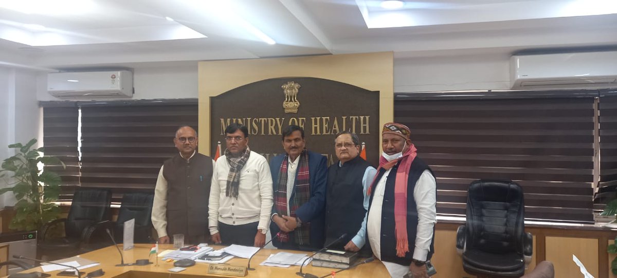 imajdnnational's tweet photo. Delegation of @IMAIndiaOrg Led by National President Dr Sahjanand Singh sir met with @MoHFW_INDIA Min. Delegation comprises ,sri Kaushlendr Kumar MP,Dr Lele HSG, Dr @DrAnilGoel1,&amp;Dr Dinesh kumar. Minister assured that he will resolve the issue of agitating resident Drs very soon. https://t.co/HFsOEgVymV