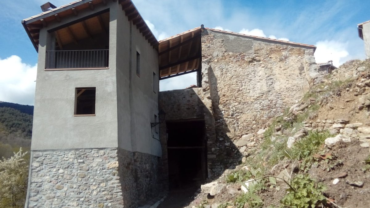 repoblem's tweet photo. En Jordi disposa d'una casa i terres (bosc i conreu) a l'Alta Ribagorça (Pont de Suert).
Voldria trobar alguna persona o família que volgués emprendre-hi un projecte personal ja sigui en forma de lloguer, compra, etc. https://t.co/RtimPbFA9P