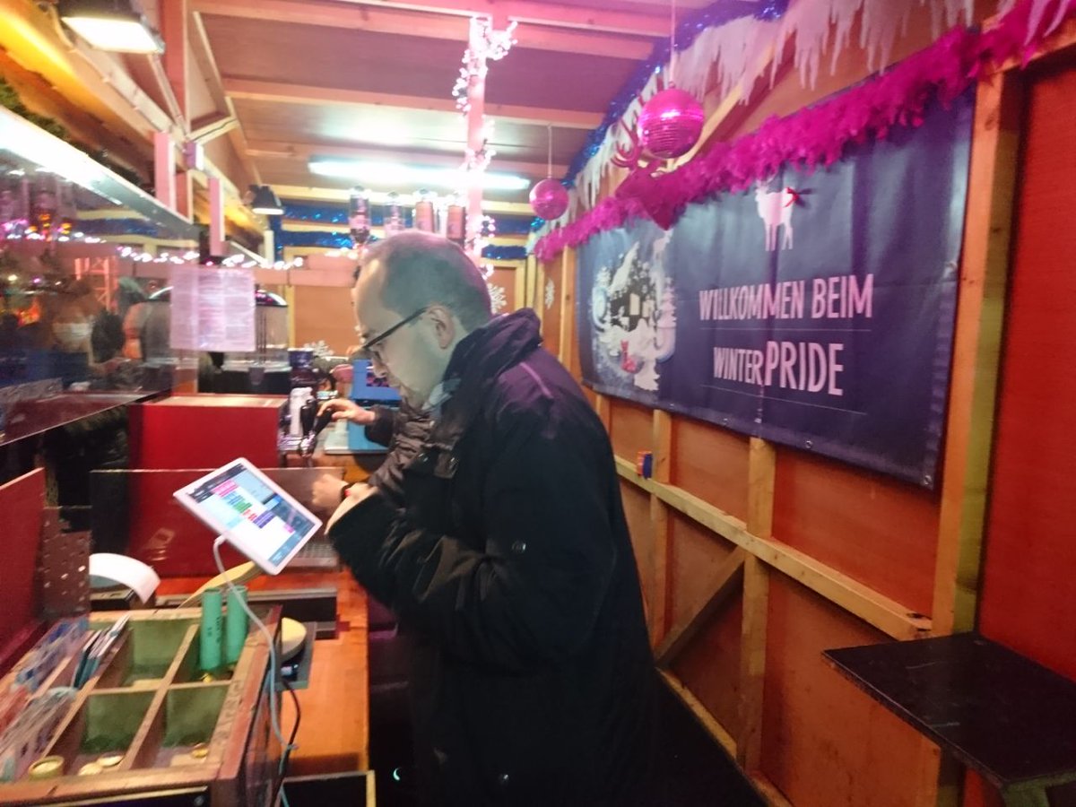 BiFriendsHH's tweet photo. Winter Pride 2021: 2G (für Ausschenkende 2G+) - Am 29.12.21 war viel los! Wir kamen gar nicht zum Klönen. Dennoch schöne Bi+Präsenz.

@bipluspride @Hamburg_Pride

#winterpride #hamburgpride #bisexuell #biplus #bipluspride #bi #pansexuell #lsbtiqa #lsbtiq #lsbti #lgbt #queer #bihh https://t.co/rAMOUTv9nE