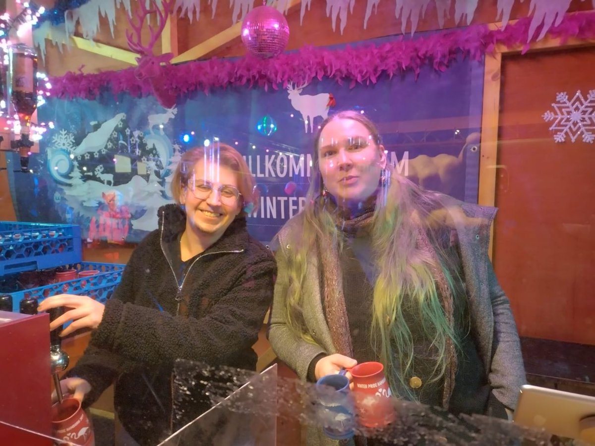 BiFriendsHH's tweet photo. Winter Pride 2021: 2G (für Ausschenkende 2G+) - Am 29.12.21 war viel los! Wir kamen gar nicht zum Klönen. Dennoch schöne Bi+Präsenz.

@bipluspride @Hamburg_Pride

#winterpride #hamburgpride #bisexuell #biplus #bipluspride #bi #pansexuell #lsbtiqa #lsbtiq #lsbti #lgbt #queer #bihh https://t.co/rAMOUTv9nE