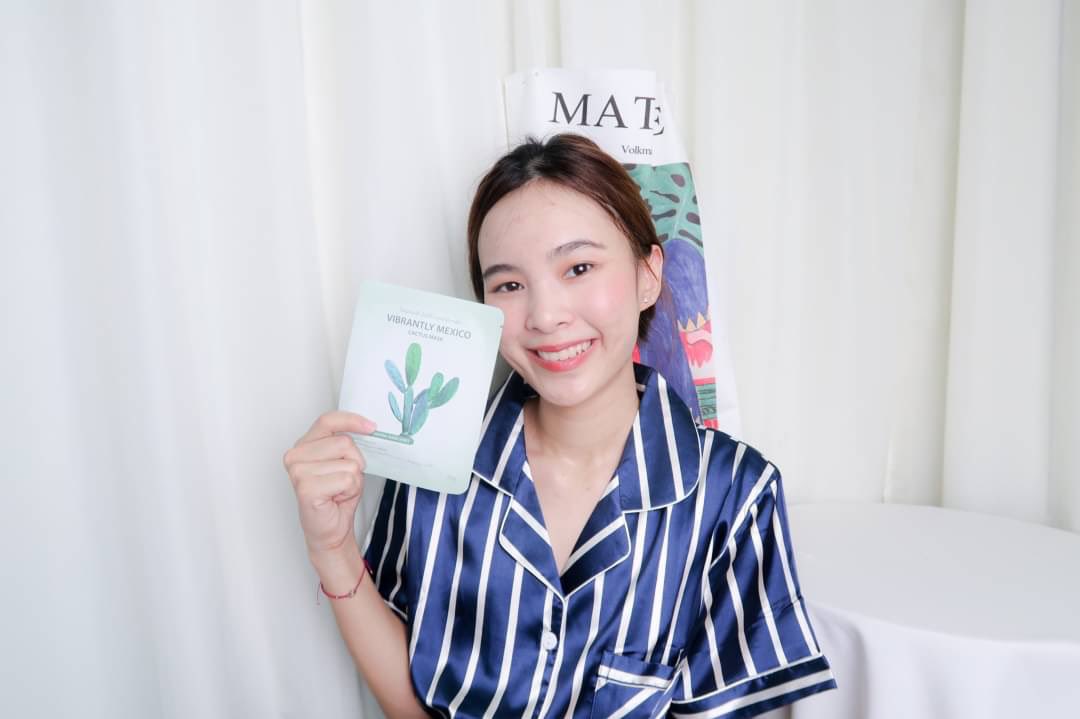 jellllnrr's tweet photo. ช่วงนี้หน้าโทรมมากแม๊🥲 นี่เลยหยิบมาสก์หน้าของ #vibrantlymask มาใช้ เค้ามี 2 สูตรอีฟใช้สูตร นี่ลองใช้ละผิวดูอิ่มน้ำ ดูสุขภาพดีขึ้นเยอะเลย ตัวแผ่นมาส์กชีทคือนุ่ม แนบผิวดีเลย ส่วนน้ำมาส์กที่ให้มา ก็เข้มข้นแต่ไม่เหนอะหนะ ซึมลงผิวได้ดี  #อิ่มน้ำ #ใช้ดีบอกต่อ https://t.co/ISvioQlG2E