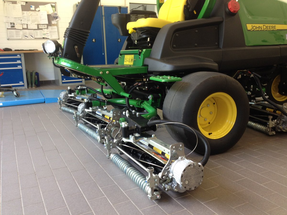 Infinicut's tweet photo. @Craggz69 @pstephens1972 @KnottyHill You can attach all our regular #TMSystem cassettes. Also able to use JD grass baskets 👍 https://t.co/yzwu7O601j