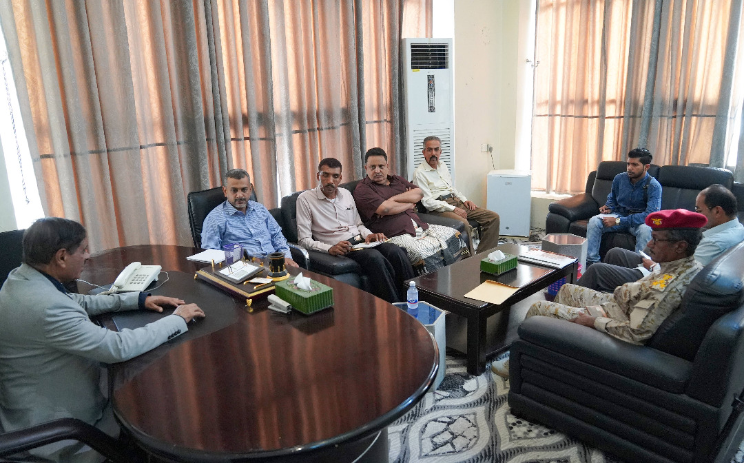 HadramoutGov's tweet photo. المحافظ #البحسني يرأس اجتماعًا لمناقشة المتغيرات في سعر الصرف وتفعيل دور الرقابة على الأسعار في الأسواق المحلية https://t.co/TrUAC7IXY9