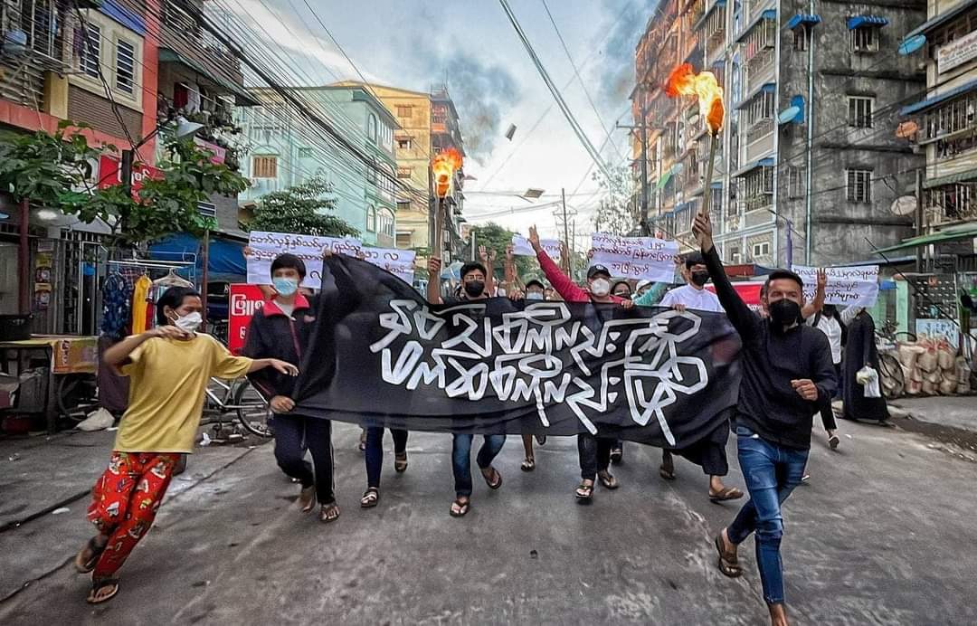 ActivistLittle's tweet photo. "Welcome The New Year — Overthrow The Fascism" ✊🏼🔥

Anti-coup revolutionary guerrilla strike in Yangon today. 🪧

#Dec30Coup #WhatsHappeningInMyanmar https://t.co/KltD7DhiVQ