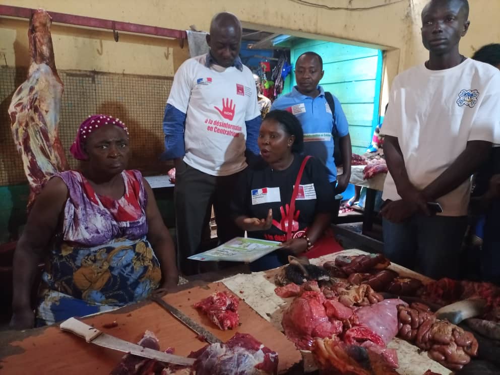 NgbaleoGrace's tweet photo. Bangui @cjcld_check a sensibilisé+ de 800 personnes au #marchecentral ce 30 12 2021.
2è activité du projet"Sauver la démocratie contre la désinformation en Centrafriq"
Une initiative très appréciée par les commerçant.e.s.
Appui @FranceBangui
@UN_CAR https://t.co/h6KvbUdoWf