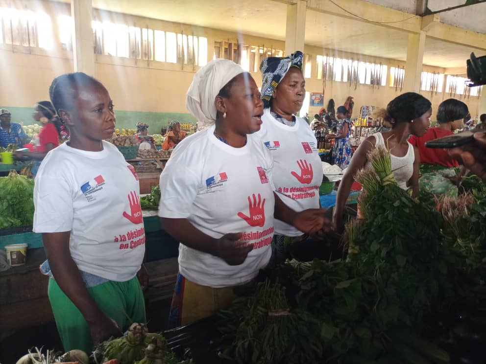 NgbaleoGrace's tweet photo. Bangui @cjcld_check a sensibilisé+ de 800 personnes au #marchecentral ce 30 12 2021.
2è activité du projet"Sauver la démocratie contre la désinformation en Centrafriq"
Une initiative très appréciée par les commerçant.e.s.
Appui @FranceBangui
@UN_CAR https://t.co/h6KvbUdoWf