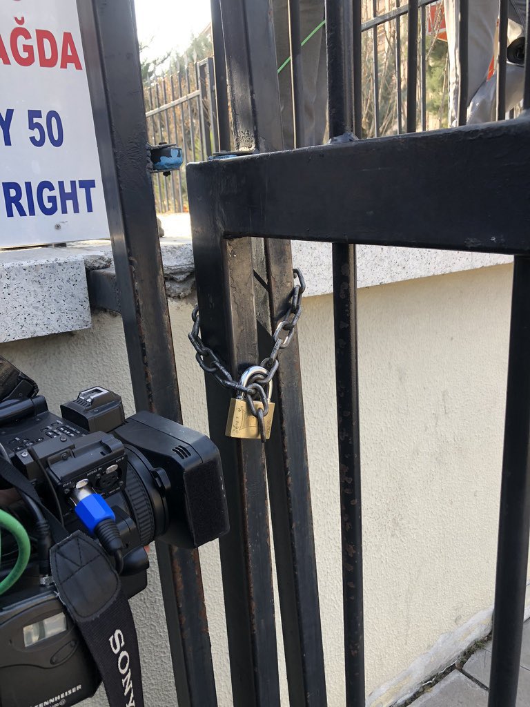baskahaber's tweet photo. 2021’in kısa bir özeti

2021 Ocak: Atanan rektörü protesto eden Boğaziçi Üniversitesi öğrencileri okula girmesin diye kapıya kilit vuruldu

2021 Aralık: CHP Genel Başkanı Kemal Kılıçdaroğlu, Milli Eğitim Bakanlığı’na girmesin diye kapıya kilit vuruldu

https://t.co/NWn0FOpC96 https://t.co/a36Hb4bxcT