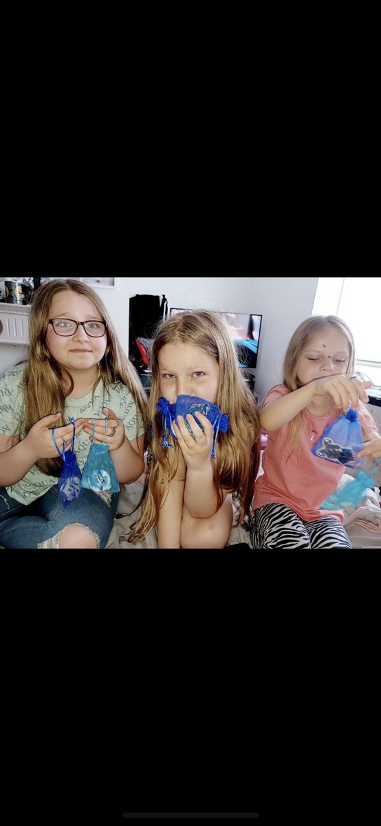 help_warm's tweet image. Well done to Natalie, Demi &amp;amp; Lacey for once again fundraising for our Christmas gift appeal. The girls made &amp;amp; sold hot chocolate &amp;amp; marshmallow cones to family &amp;amp; friends &amp;amp; raised a whopping £70 🙌🙌 @aspireincuk @bluetriangleHA @2020Whitehill how amazing are our mini helpers 👏🏻❤️