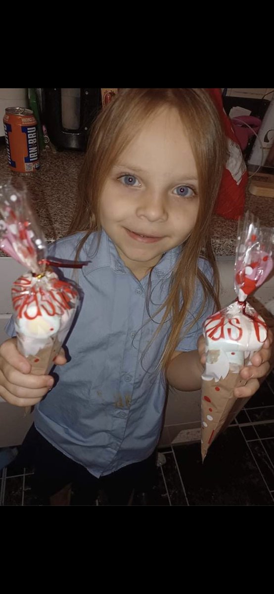 help_warm's tweet image. Well done to Natalie, Demi &amp;amp; Lacey for once again fundraising for our Christmas gift appeal. The girls made &amp;amp; sold hot chocolate &amp;amp; marshmallow cones to family &amp;amp; friends &amp;amp; raised a whopping £70 🙌🙌 @aspireincuk @bluetriangleHA @2020Whitehill how amazing are our mini helpers 👏🏻❤️