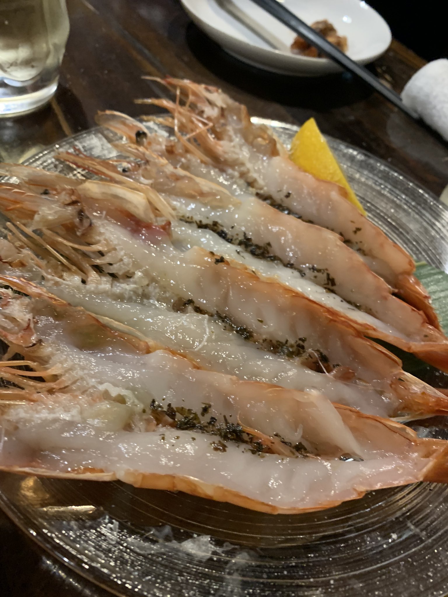 かずちゃんマン 鶴見駅 バル エビータ 店名のごとく まさに海老三昧 甘エビの頭の唐揚げから始まり 甘エビ 牡丹エビ 車海老 の刺身 見てみて この車海老のデカさ 弾力が半端ない 最後は ロブスターのグリルときた 海老好きにはたまらないね