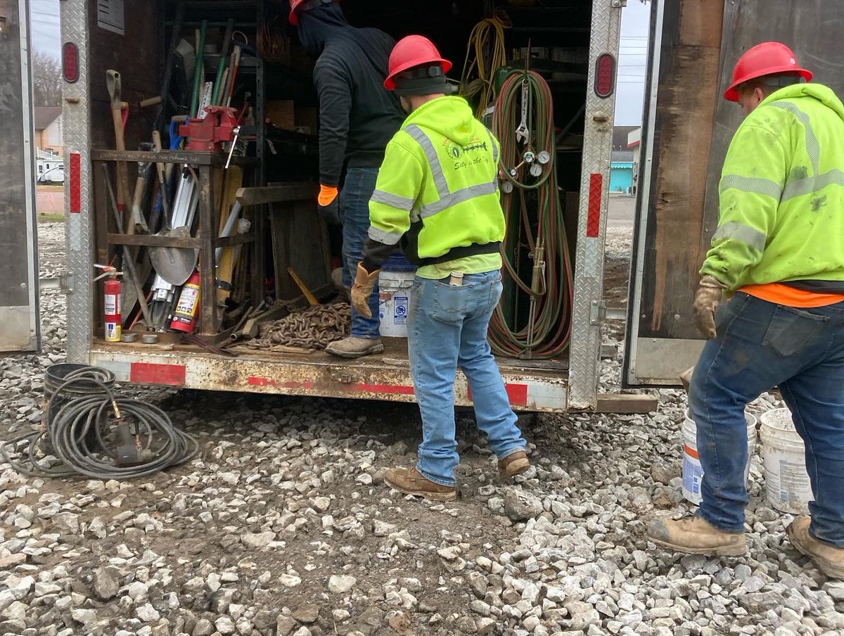 TTunneling's tweet photo. Our crews setting up the Beverly Lock project in southern Ohio 👷🏼#tunnelit https://t.co/4RXQWKy6T6