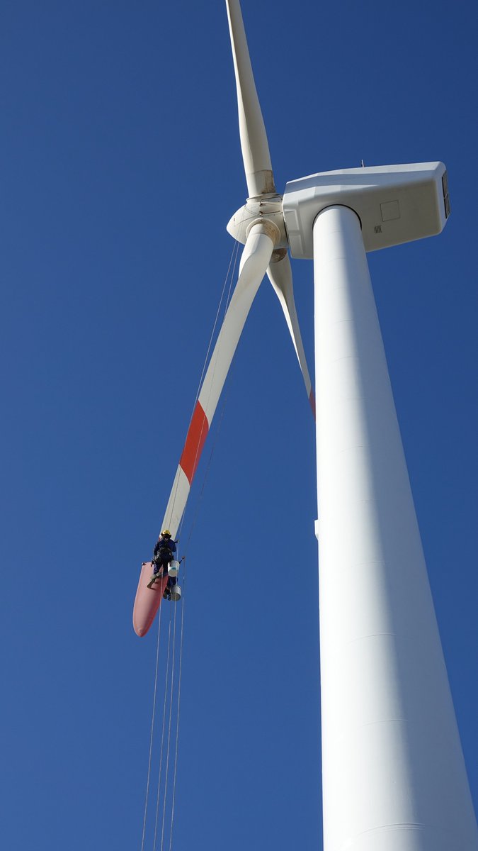 SEPROM_RLS's tweet photo. Terminando de pintar un aerogenerador, solo faltan las palas. https://t.co/BLgvV81QVZ