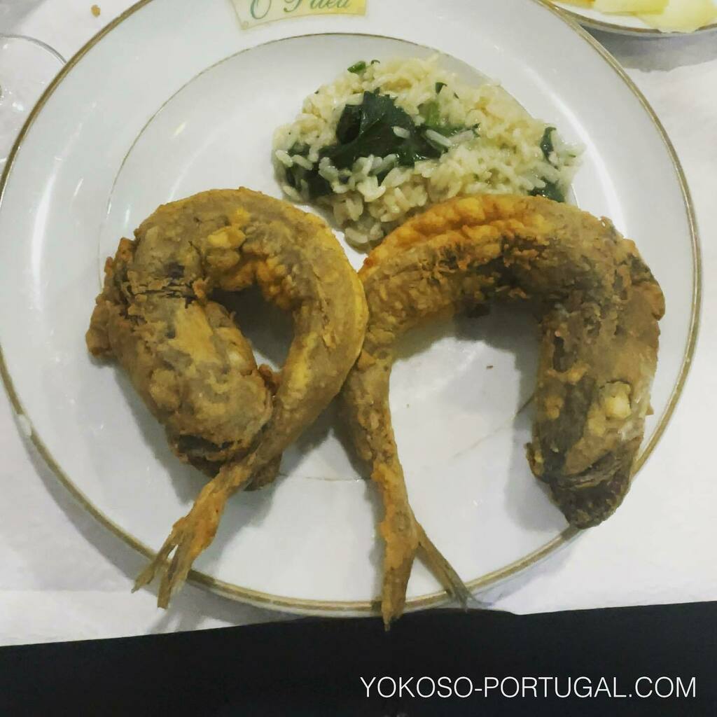 test ツイッターメディア - Pescadinhas de rabo na boca。Pescadinhaという白身魚を尾びれを噛ませて油で揚げたポルトガル料理。raboはしっぽ、bocaは口という意味です。なぜ噛ませているかは分かりません。 #ポルトガル料理 https://t.co/E7u20nHlvY