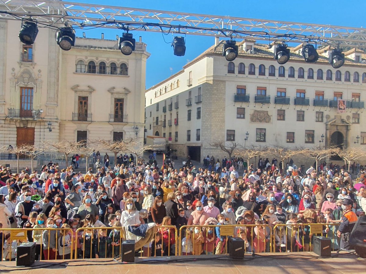 HoraJaen's tweet photo. #ESTÁPASANDO | La plaza de Santa María acoge desde las 12.30 horas la celebración de un 'Peque Cotillón'. Cientos de niños han acudido para celebrar el fin de año y la llegada del 2022. https://t.co/5cK6EkjIxi