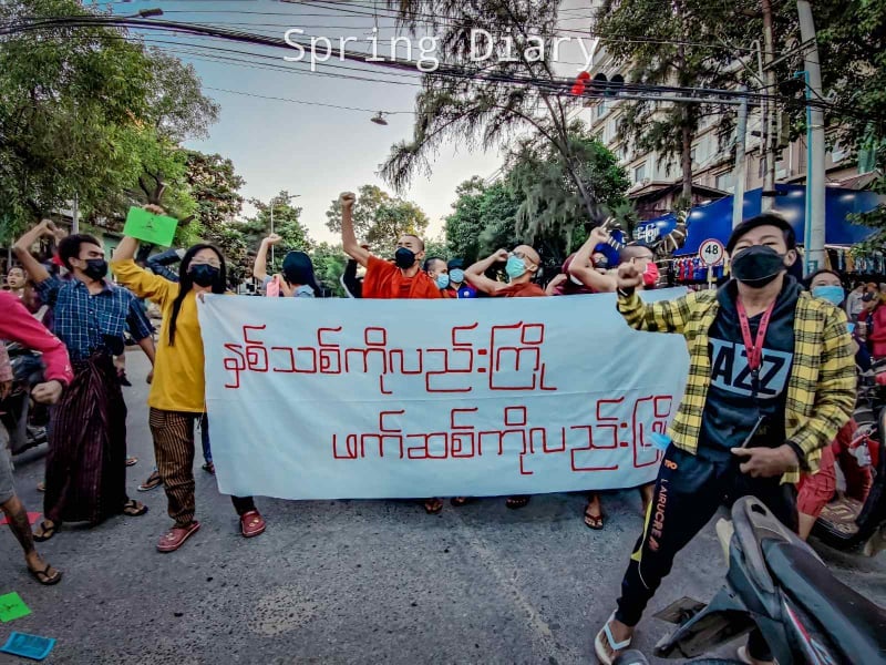 Khithitofficial's tweet photo. မန္တလေးမြို့ ၈၄လမ်းမပေါ်တွင် မန္တလေးအင်အားစု သပိတ်စစ်ကြောင်း ဦးဆောင်ကာ "နှစ်သစ်ကိုလည်းကြို ဖက်ဆစ်ကိုလည်းဖြို" အကြမ်းဖက် စစ်ကောင်စီ ချေမှုန်းရေး ချီတက် ဆန္ဒပြခဲ့ကြောင်း သိရသည်။ 
Photo - Spring Diary၊ Poison https://t.co/I1ElPwEcrB