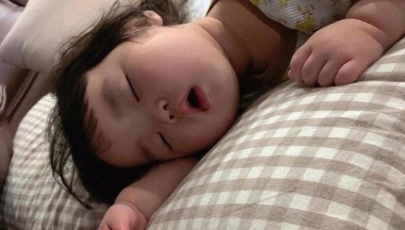 Minha namorada: "hoje eu tô sem sono, vamos conversar a noite toda"
10 minutos depois: