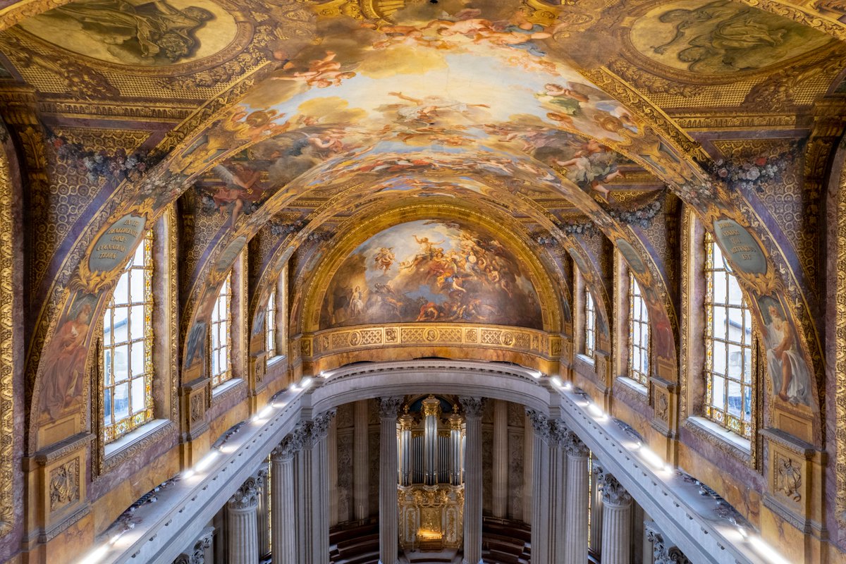 🇫🇷 Pour ce dernier #JeudiPhoto de 2021, les peintures de la voute de la Chapelle Royale sont à l'honneur. Œuvre des grands maîtres Antoine Coypel, Charles de la Fosse et Jean Jouvenet, ces peintures sont à admirer en visite libre et en visite guidée.