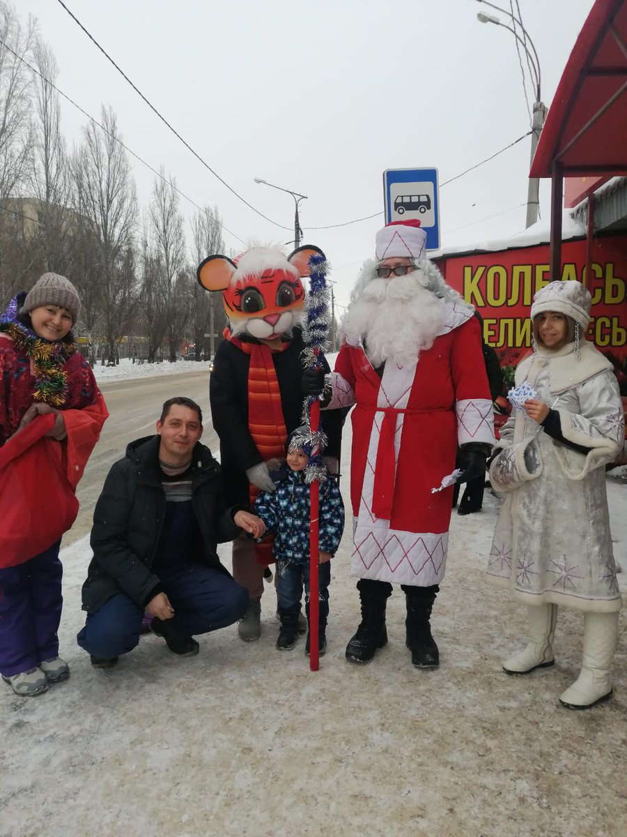 Сегодня на остановочных пунктах педагогические работники поздравляют жителей и гостей города с наступающим 2022 годом. Для горожан организованы интерактивные программы с участием сказочных персонажей. Праздник к на приходит!