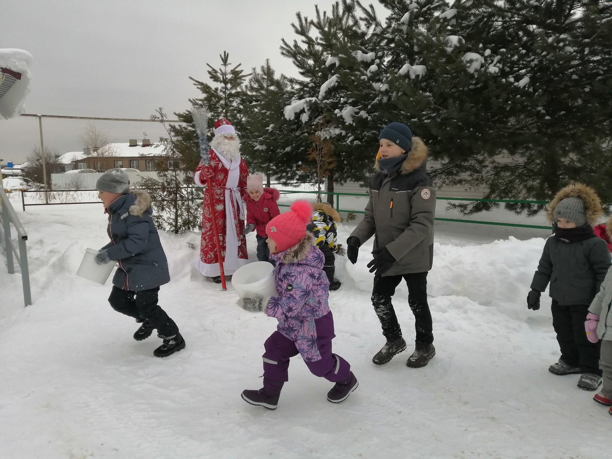 64Lyutina's tweet photo. Игровая программа "Забавы у новогодней ёлки" #Новогоднийстрим, #морозилка71, #МастерскаяКаникул71 https://t.co/9DLXGQR9xn