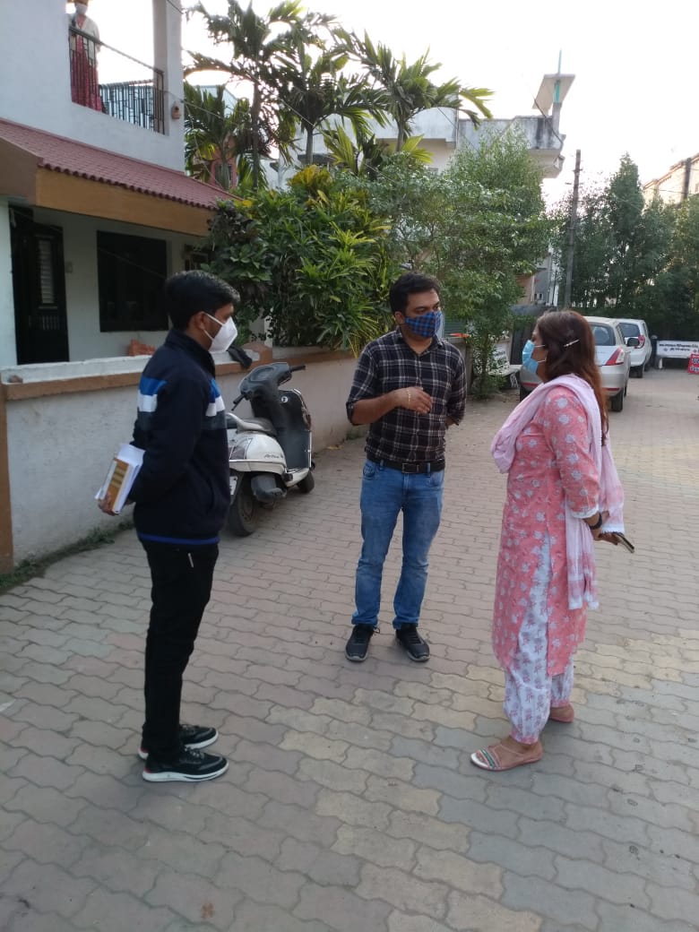 કબીલપોર તા.નવસારી ખાતે માઇક્રો કન્ટેઇનમેન્ટ ઝોનમાં  કોરોન્ટાઇનમાં રહેલ કોવિડ પોઝીટીવ વ્યક્તિઓની મુલાકાત લેવામાં આવી. <a href="/pkumarias/">Pankaj Kumar</a>  <a href="/nirala_kk/">KKNirala</a>  @GujHFWDept <a href="/CollectorNav/">Collector & DM Navsari</a>