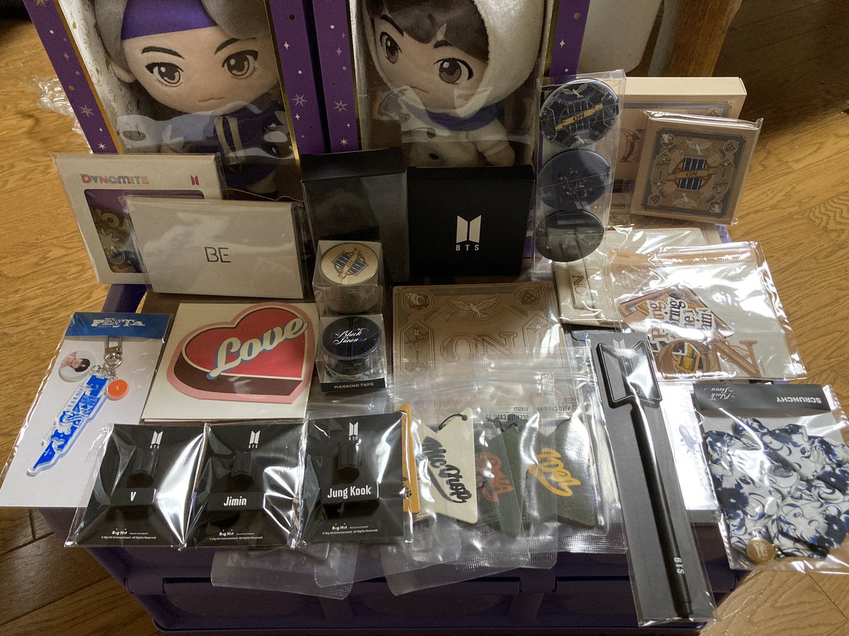 qz9mVF5j8AYto72's tweet photo. フォーチュンBOX B
私はこんな感じでした
ぬいぐるみ4個入ってる人が多い中テテとグクの2体だけ😓
スノーボールも入ってない🥺
スノーボール欲しかったな😭
dynamiteのマフラーとONのミントグリーンのフーディーは嬉しいかな😊
てか、サンダルは2個いらんよ
1個で充分よ😓
#BTSFortuneBox https://t.co/E6S0dLpO0j