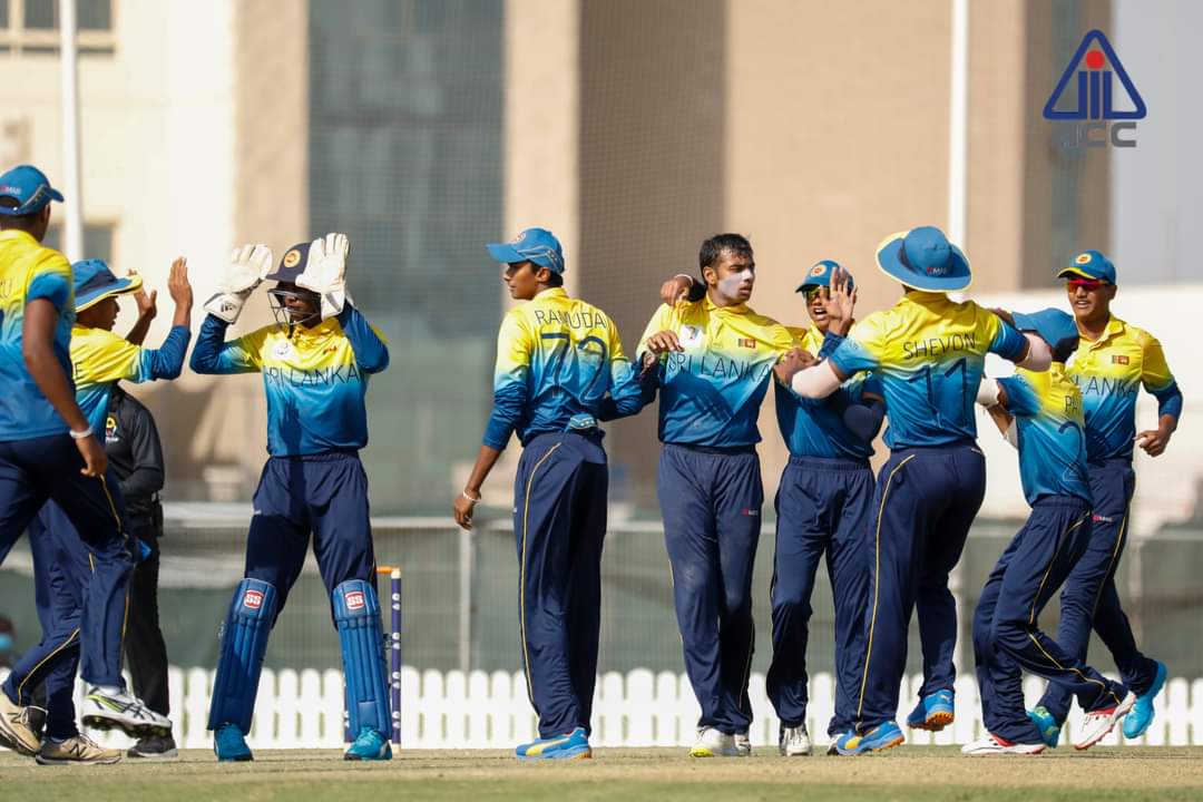 OfficialSLC's tweet photo. What a performance from the #YoungLions! 👏
A spectacular bowling display from #SLU19 sealed a spot in the #U19AsiaCup final! 🙌

PAK U19s 125 all out (49.3 ovs) A Khan 36 | Traveen Mathee 4/14, Dunith Wellalage 3/31 v SL U19s 147.
SL won by 22 runs!

Image Courtesy:ACC https://t.co/Lnx1aVogWN