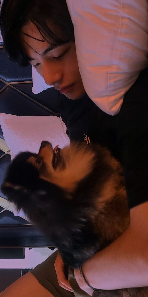 ArmyMinta's tweet photo. Chúc mừng sinh nhật Taehyungie! Một lời chúc có vẻ hơi muộn rồi nhỉ!? Mong Tae của chúng ta sẽ thật vui vẻ trong ngày hôm nay và sau này nhé! Happy birthday Kim V🥳🎂#TAEHYUNGDAY #TAEHYUNG #BTS #vday @BTS_twt @bts_bighit https://t.co/JPBUIl3Qb2