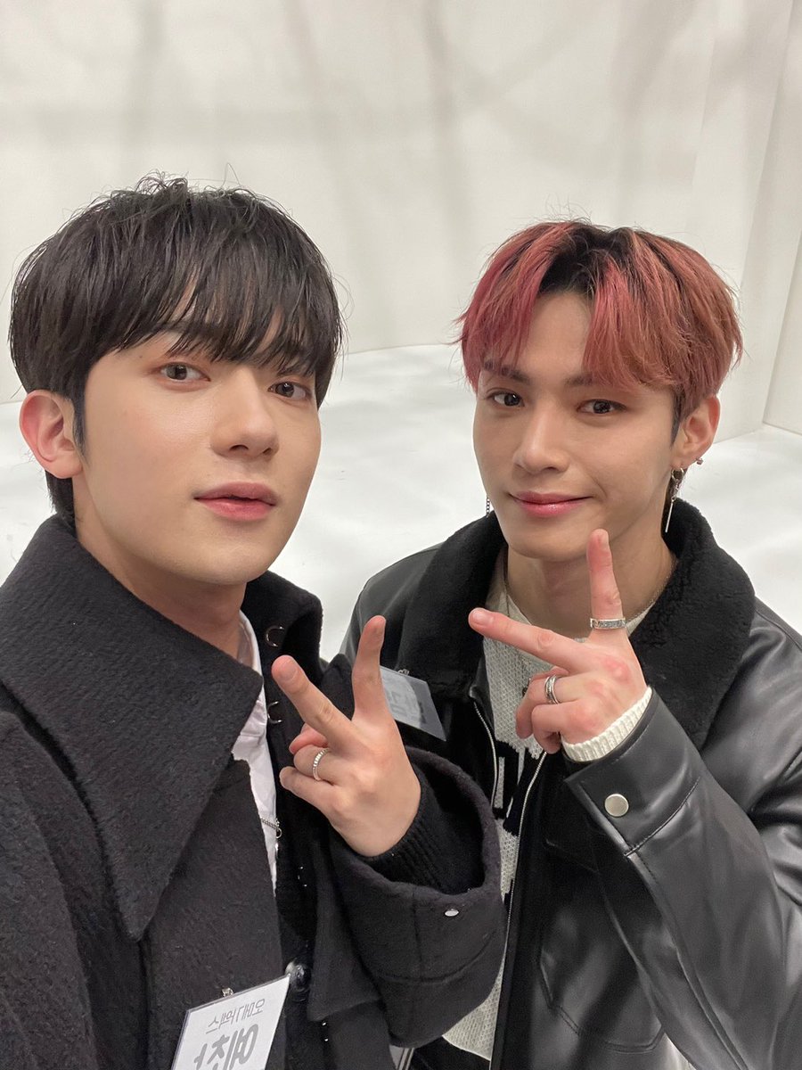 OmegaX_official's tweet photo. [📸] 

2021 아돌라 송년 party🥂
너~무너무 즐거운 시간이었어요❗️
FOR X도 즐거우셨나요⁉️

#OMEGA_X #오메가엑스 
#한겸 #예찬 https://t.co/EhNWGTNPWv