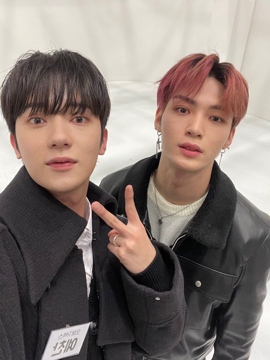 OmegaX_official's tweet photo. [📸] 

2021 아돌라 송년 party🥂
너~무너무 즐거운 시간이었어요❗️
FOR X도 즐거우셨나요⁉️

#OMEGA_X #오메가엑스 
#한겸 #예찬 https://t.co/EhNWGTNPWv