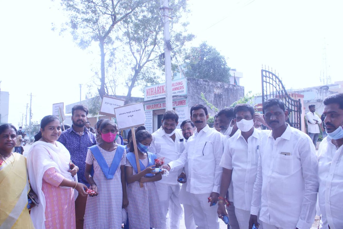 PanduThummala's tweet photo. స్వచ్ సర్వెక్షన్ 2022 లో భాగంగా ఈ రోజు అమీన్ పూర్ పురపాలక సంఘ పరిధిలో గౌరవ శ్రీ తుమ్మల పాండురంగా రెడ్డి మున్సిపల్ ఛైర్పర్సన్ గారి అధ్వర్యంలో zphs విద్యార్థుల తో కలిసి KGR సర్కిల్ నుండి మున్సిపల్ కార్యాలయం వరకు ర్యాలీ నీ నిర్వహించడం జరిగింది. @GMRMLAPTC @AmeenpurM @trsharish https://t.co/R1ePoEONHm