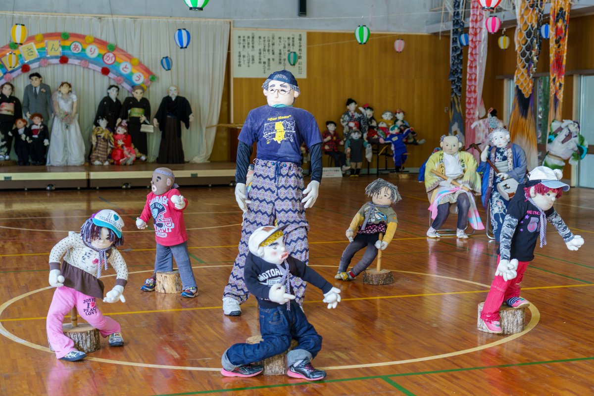 Ichiban_Japan's tweet photo. Nagoro, le village des poupées (préfecture de Tokushima).
Son village natal touché par le dépeuplement, une mamie de 72 ans recrée de l'animation en fabriquant des poupées.
350 poupées pour une vingtaine d'habitants mais de nombreux curieux qui visitent le village grâce à ça... https://t.co/niaAOpVged