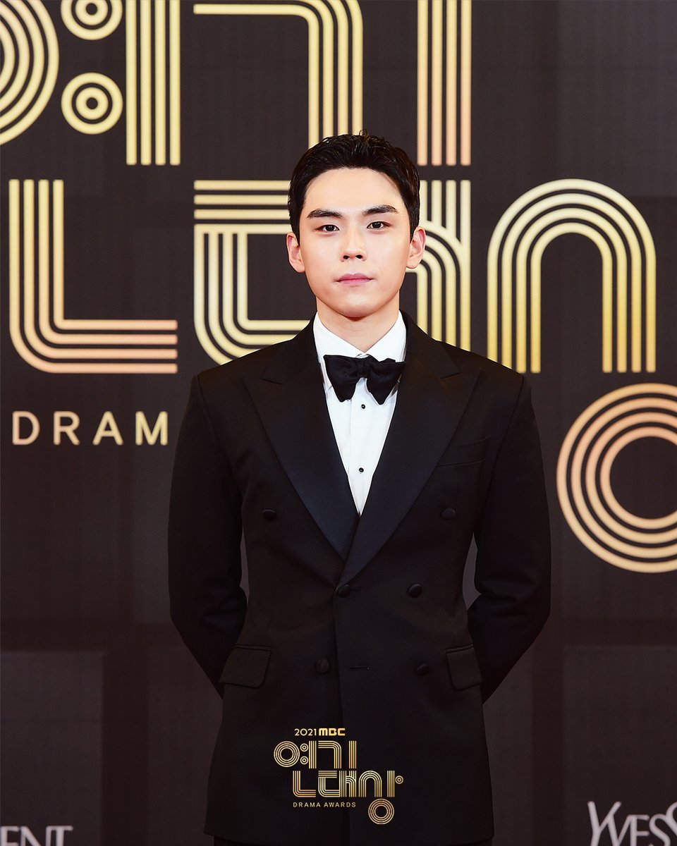 🏆#2021MBC연기대상🏆 포토월 현장!📸 올 한해도 MBC 드라마를 사랑해 주셔서 감사합니다💖 #mbcdrama #목표가생겼다 #김도훈 #김환희Translate post