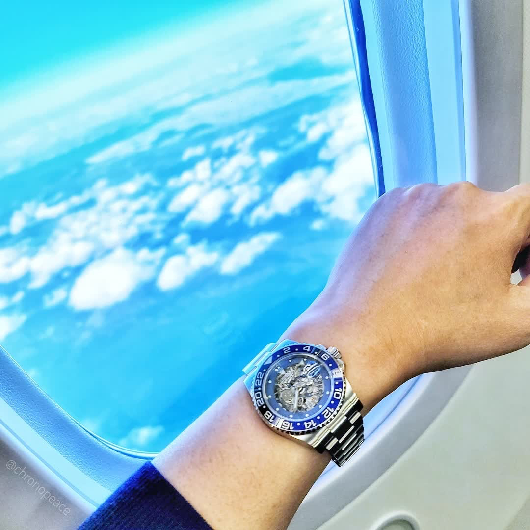 chronopeace's tweet photo. スケルトンバットマン、空を飛ぶ。移動時間に見ても飽きない度が、あなたのその時計の好き度合いを示します笑
#skeletonconceptofficial #skeletonconcept #skeletonconcept #ロレックス #gmtmaster2 #gmtmaster2batman #gmtマスター2 #gmtマスター2バットマン https://t.co/BXUm7hEwQu