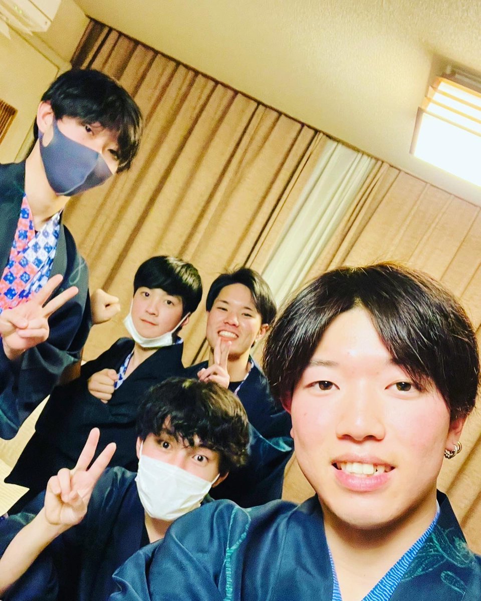 AGEMOYAs's tweet photo. 5年ぶりのスノボーめっちゃ楽しかったけど凄く疲れた！笑
でも、高校の友達と一緒に行けて楽しかったー！  #思い出  #栃木県  #スノボー  #2泊3日 https://t.co/qr6rZimEzr