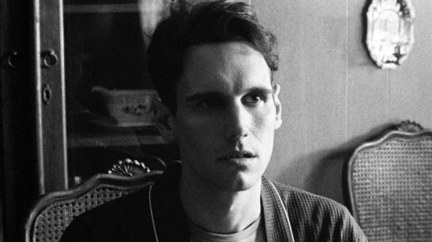 Me ha cautivado el film intimista del director Yen Tan, '1985'. Una película navideña nada navideña: cuando el hogar es a la vez refugio e infierno. Un joven vuelve a su hogar texano donde aún no ha hablado de su homosexualidad durante el año de más casos de sida de la historia.
