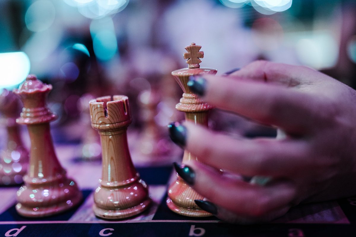 MarkGraysonPho1's tweet photo. Share your dopest chess photo! 
.
.
.
.
.
#chess #chessboard #chessgame #chessplayer #chessmoves #chessmaster #chesslover #ajedrez #chesslife #checkmate #chesspiece #chessclub #chesstactics #chessnotcheckers #chesstournament #chessislife #markgraysonphotography #fide #grandmaster https://t.co/Rd5a3w9mYg
